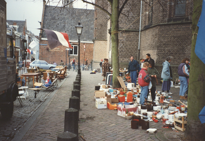 605838 Afbeelding van de vrijmarkt tijdens Koninginnedag in de Lange Nieuwstraat te Utrecht.